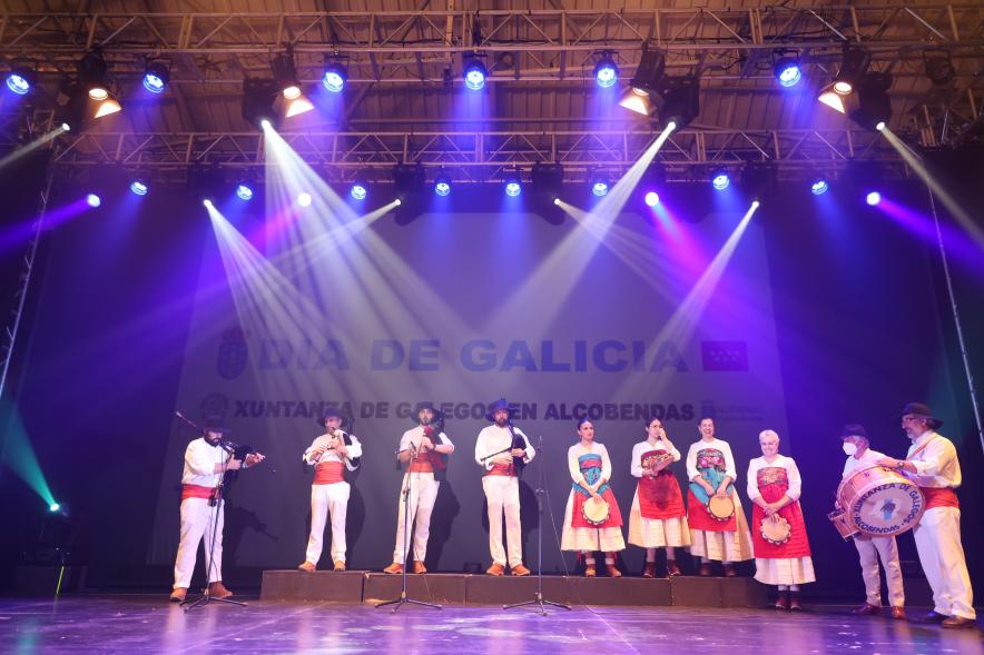 Gran Sardinada en La Esfera -  Plano del escenario con el grupo folclórico tradicional gallego. 