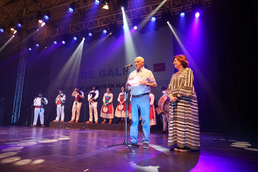 Gran Sardinada en La Esfera - La concejal  Rosario Tamayo junto al presentador del grupo folclórico gallego.