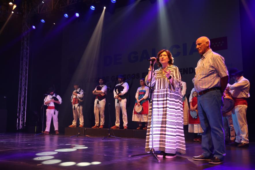 Gran Sardinada en La Esfera - La concejal  Rosario Tamayo junto al presentador del grupo folclórico gallego.  