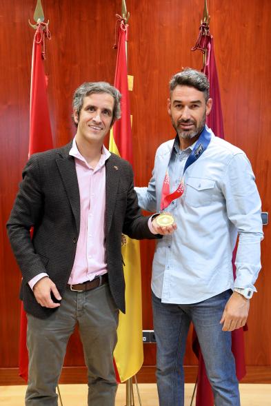   Recepción del Alcalde al Bombero David Martínez Maseda - Imagen del alcalde Aitor Retolaza posando junto a David Martínez Maseda que lleva la medalla de oro en boxeo amateur en los Juegos Mundiales de Policías y Bomberos.