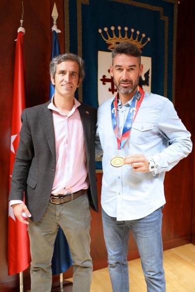 Recepción del Alcalde al Bombero David Martínez Maseda -  Imagen del alcalde Aitor Retolaza posando junto a David Martínez Maseda que lleva la medalla de oro en boxeo amateur en los Juegos Mundiales de Policías y Bomberos.