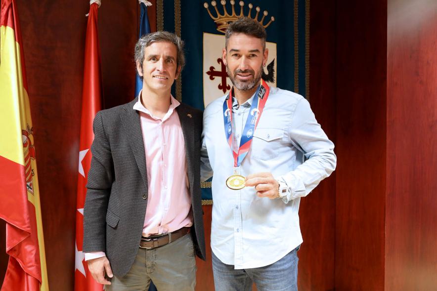  Recepción del Alcalde al Bombero David Martínez Maseda -  Imagen del alcalde Aitor Retolaza posando junto a David Martínez Maseda que lleva la medalla de oro en boxeo amateur en los Juegos Mundiales de Policías y Bomberos.