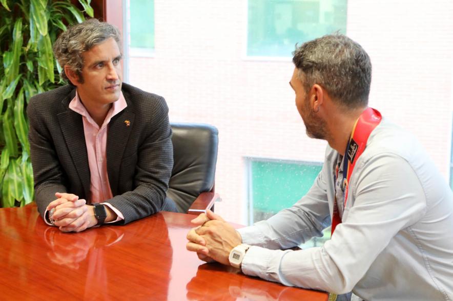   Recepción del Alcalde al Bombero David Martínez Maseda - Imagen del alcalde Aitor Retolaza reunido en su despacho con David Martínez Maseda que lleva la medalla de oro en boxeo amateur. 