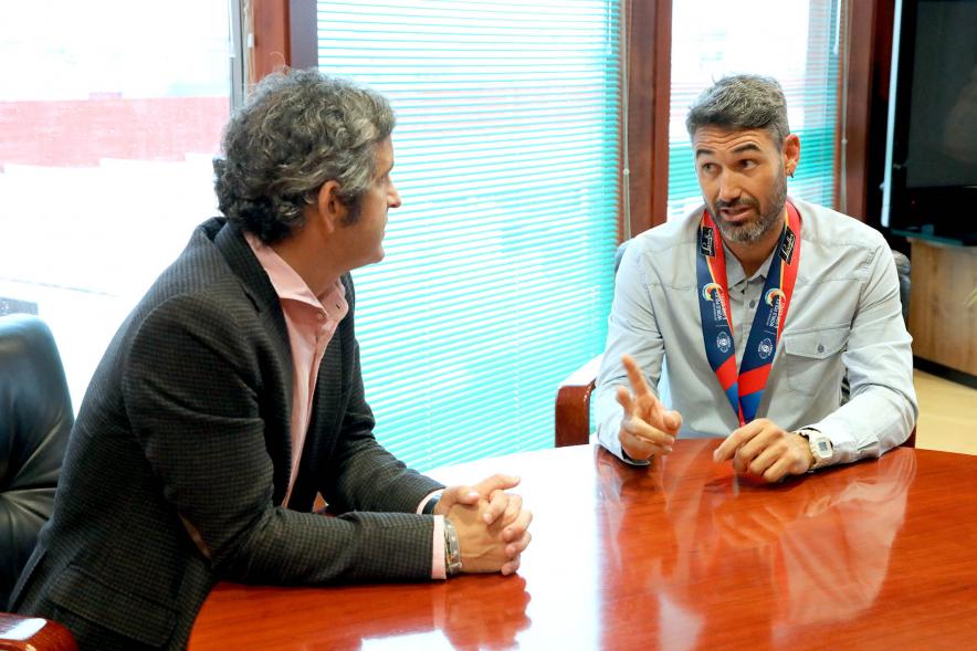 Recepción del Alcalde al Bombero David Martínez Maseda - Imagen del alcalde Aitor Retolaza reunido en su despacho con David Martínez Maseda.