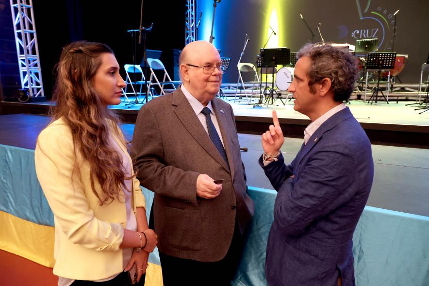 Alcalde Aitor Retolaza charla con organizadores