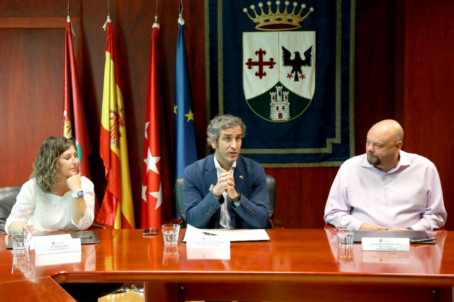 Firmantes charlan durante el encuentro