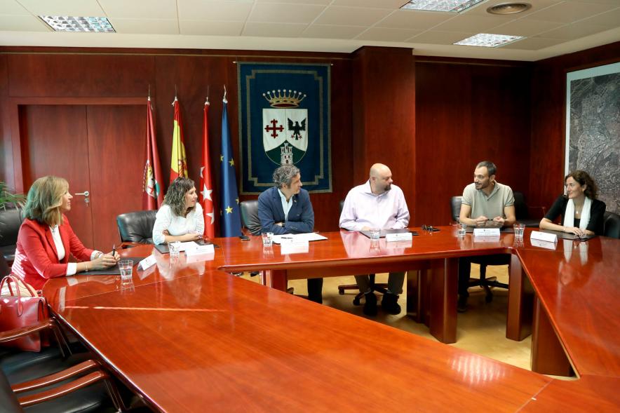 Firmantes charlan durante el encuentro