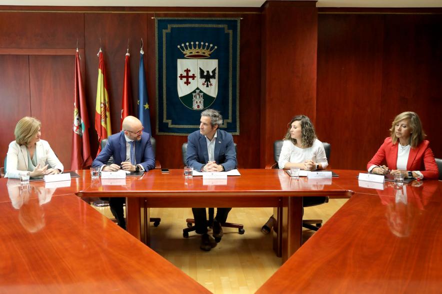 Firmantes charlan durante el encuentro