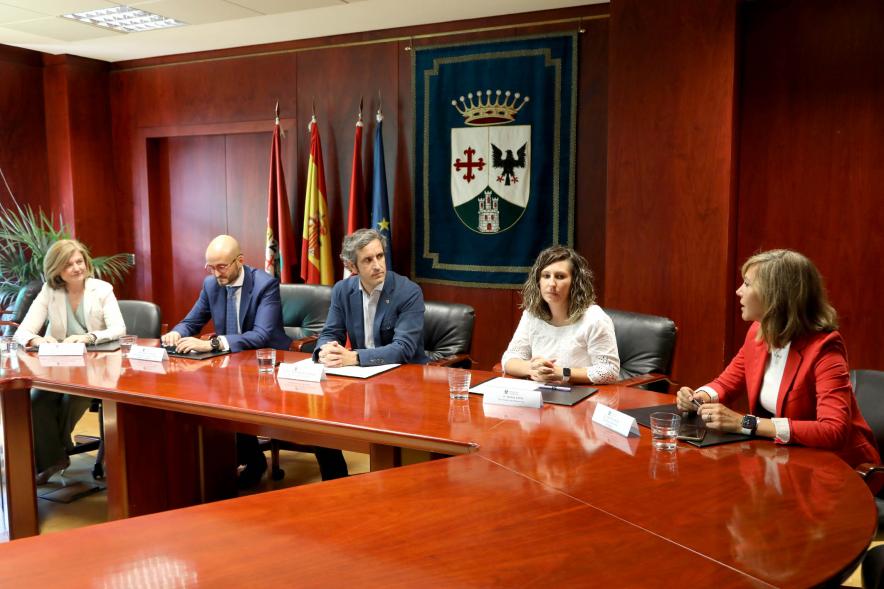 Firmantes charlan durante el encuentro
