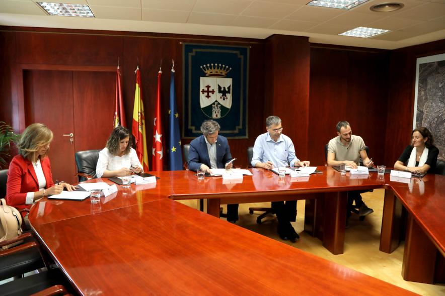 Momento de la firma desde el fondo de la sala