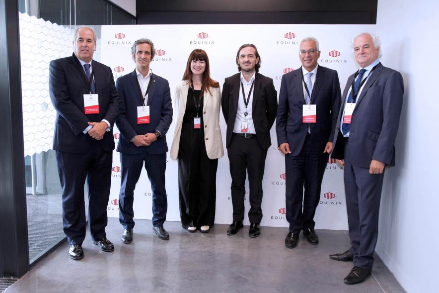   Inauguración del Nuevo Centro de Datos de Equinix -MD6 - Posado del alcalde Aitor Retolaza y los directivos de la empresa.