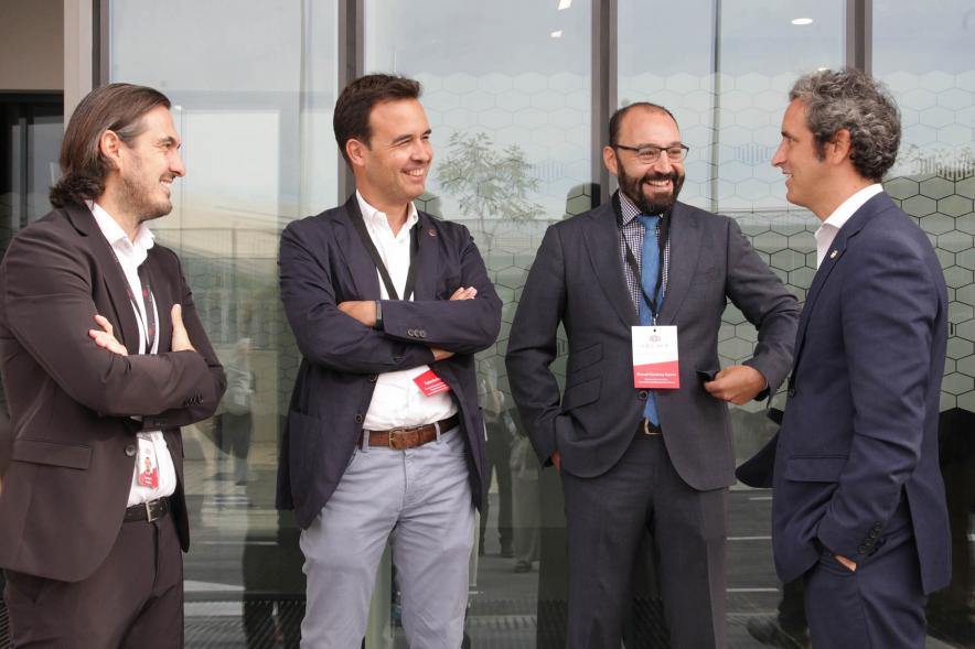  Inauguración del Nuevo Centro de Datos de Equinix -MD6 - El alcalde Aitor Retolaza conversa con varios directivos.