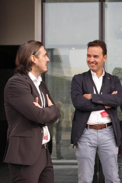 Inauguración del Nuevo Centro de Datos de Equinix -MD6 - Roberto Fraile del equipo municipal conversando con un directivo.