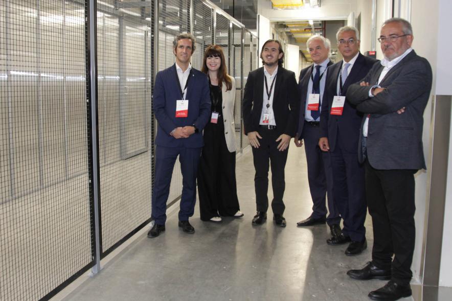 Inauguración del Nuevo Centro de Datos de Equinix -MD6 -   Inauguración del Nuevo Centro de Datos de Equinix -MD6 - Posado del alcalde Aitor Retolaza y los directivos de la empresa.