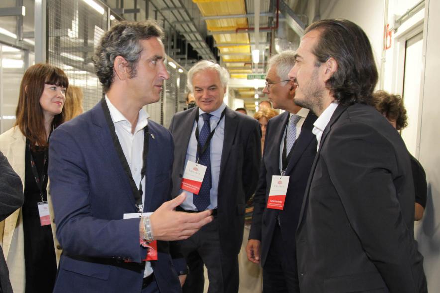  Inauguración del Nuevo Centro de Datos de Equinix -MD6 - El alcalde Aitor Retolaza conversa con varios directivos.