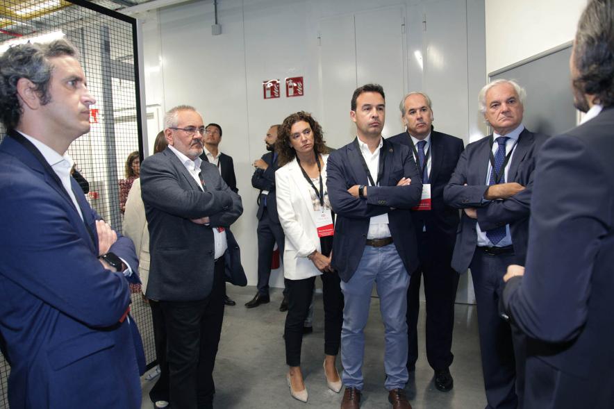  Inauguración del Nuevo Centro de Datos de Equinix -MD6 - El alcalde Aitor Retolaza recorre las instalaciones con  varios directivos.