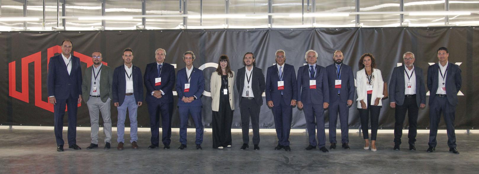 Inauguración del Nuevo Centro de Datos de Equinix -MD6 - Posado del alcalde Aitor Retolaza con los directivos de la empresa.