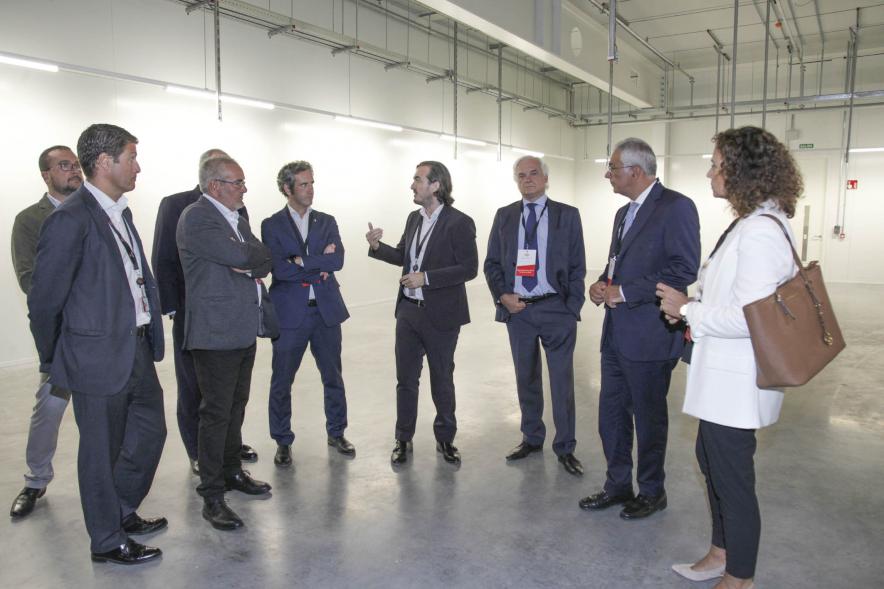 Inauguración del Nuevo Centro de Datos de Equinix -MD6 - El alcalde Aitor Retolaza conversa con varios directivos.