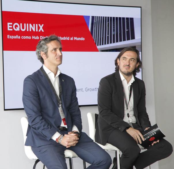 Inauguración del Nuevo Centro de Datos de Equinix -MD6 - Plano del alcalde Retolaza con un directivo de la empresa.