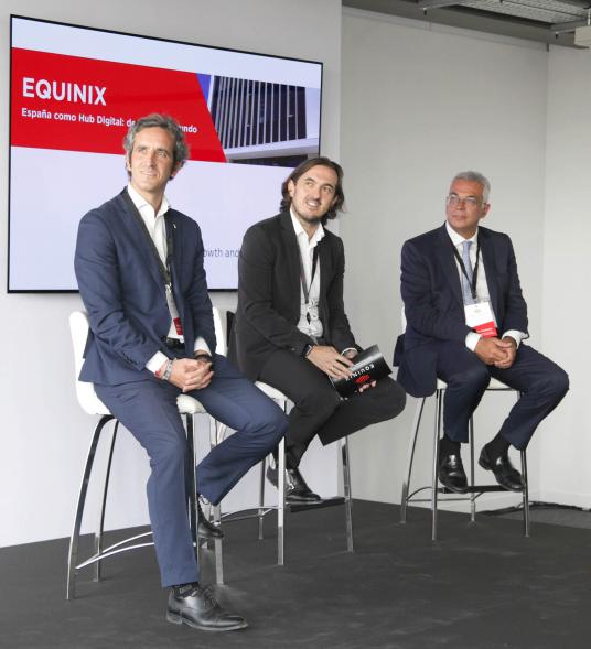 Inauguración del Nuevo Centro de Datos de Equinix -MD6 - Imagen del alcalde Aitor Retolaza con dos directivos de la empresa.