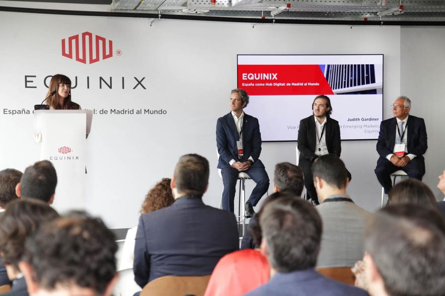 Inauguración del Nuevo Centro de Datos de Equinix -MD6 - Plano general de la sala con el alcalde Retolaza, los directivos y los asistentes.