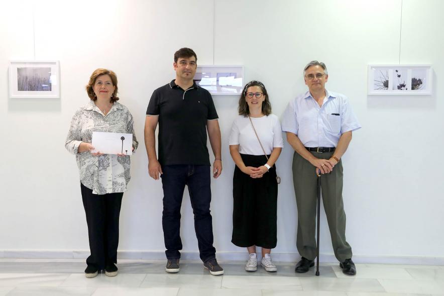 Inauguración Exposición de Raúl López de las Heras "Efímero" - Imagen de Raúl López de las Heras posando junto  a varias personas, destacamos a la concejala de cultura Rosario Tamayo. 