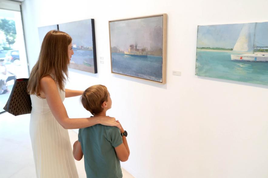 Inauguración Exposición Paisajes de Pilar Quirós en el CC Anabel Segura - Imagen de una madre con su hijo contemplando las obras.