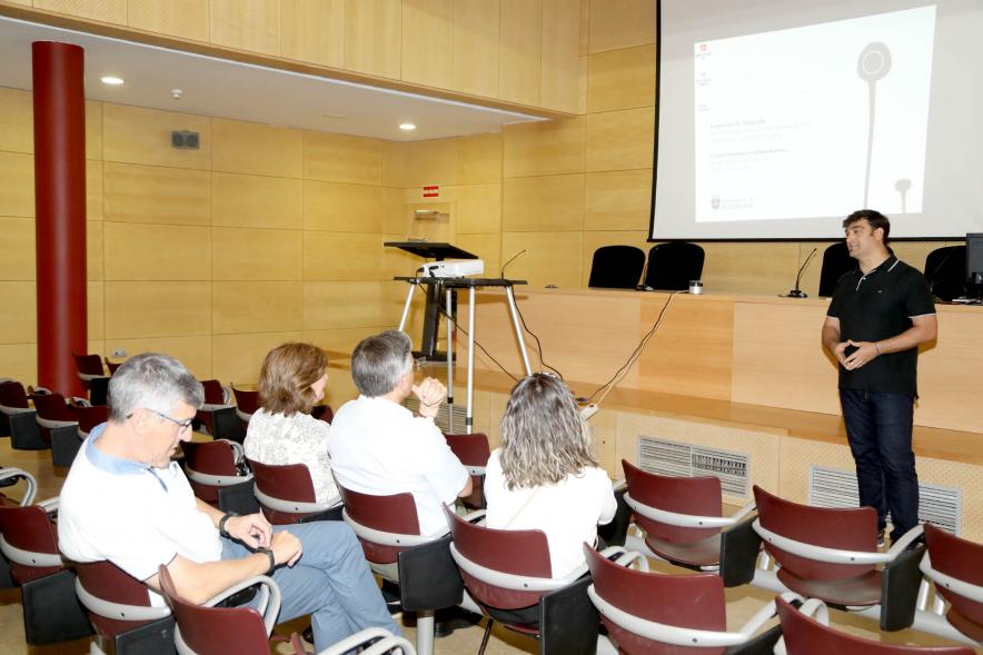  Inauguración Exposición de Raúl López de las Heras "Efímero" -  Imagen de Raúl López de las Heras explicando su obra por medio de unas diapositivas a los asistentes como ha trabajado para lograr esas fotografías.