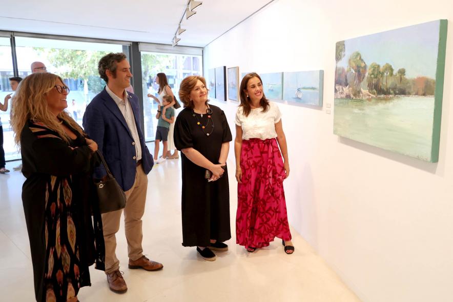 Inauguración Exposición Paisajes de Pilar Quirós en el CC Anabel Segura - Imagen de las autoridades municipales con la autora.