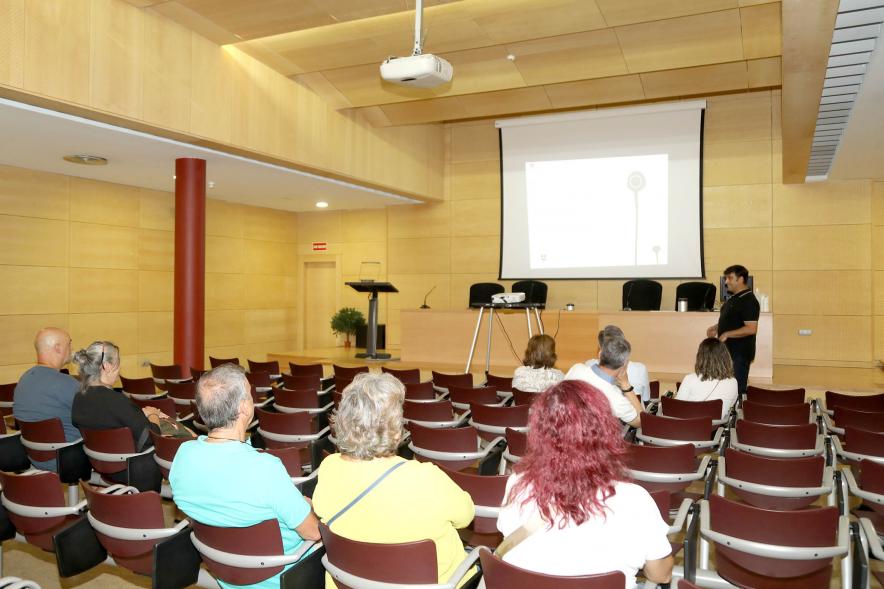Inauguración Exposición de Raúl López de las Heras "Efímero" -Imagen de Raúl López de las Heras explicando su obra por medio de unas diapositivas a los asistentes como ha trabajado para lograr esas fotografías.
