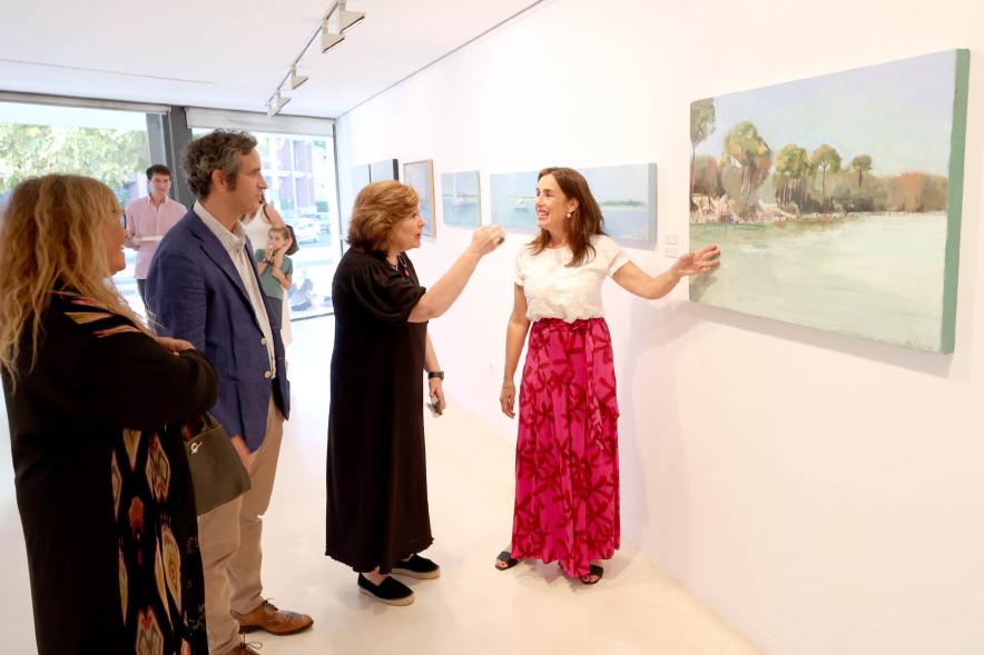 Inauguración Exposición Paisajes de Pilar Quirós en el CC Anabel Segura - Imagen de las autoridades municipales con la autora.