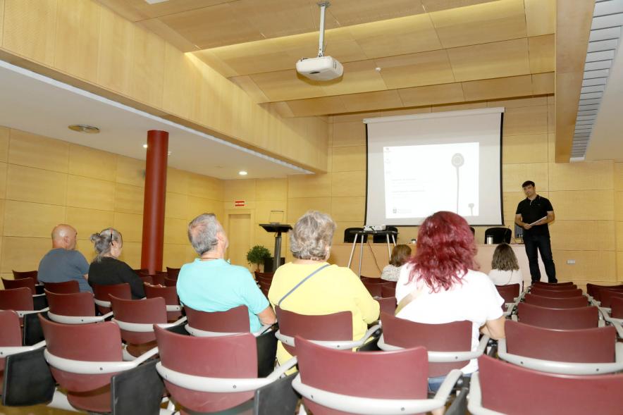   Inauguración Exposición de Raúl López de las Heras "Efímero" - Imagen de Raúl López de las Heras explicando su obra por medio de unas diapositivas a los asistentes como ha trabajado para lograr esas fotografías.