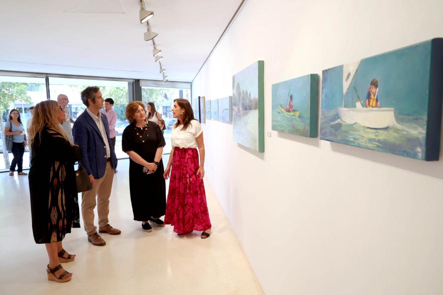 Inauguración Exposición Paisajes de Pilar Quirós en el CC Anabel Segura - Imagen de las autoridades municipales con la autora.
