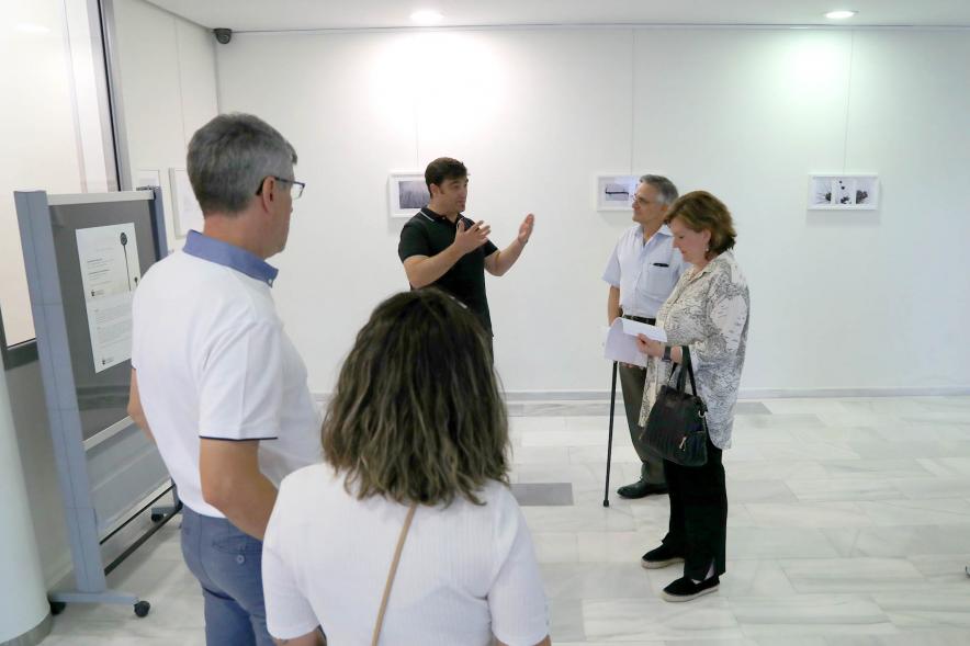  Inauguración Exposición de Raúl López de las Heras "Efímero" - Imagen de Raúl López de las Heras haciendo visita guiada a varias personas, destacamos a la concejala de cultura Rosario Tamayo. 