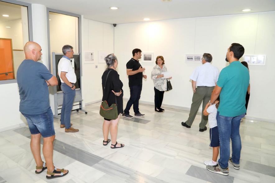  Inauguración Exposición de Raúl López de las Heras "Efímero" -  Imagen de Raúl López de las Heras haciendo visita guiada a varias personas, destacamos a la concejala de cultura Rosario Tamayo. 