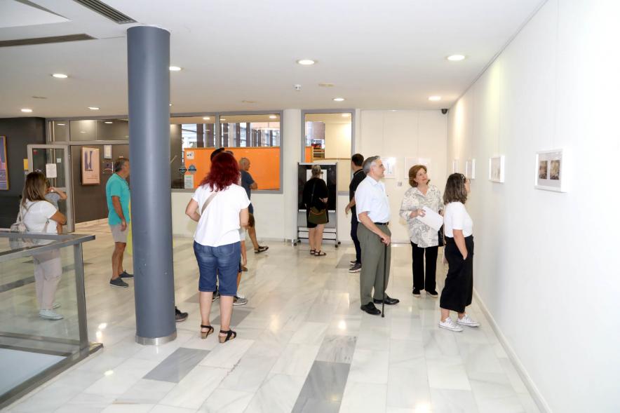  Inauguración Exposición de Raúl López de las Heras "Efímero" - Imagen de Raúl López de las Heras haciendo visita guiada a varias personas, destacamos a la concejala de cultura Rosario Tamayo. 