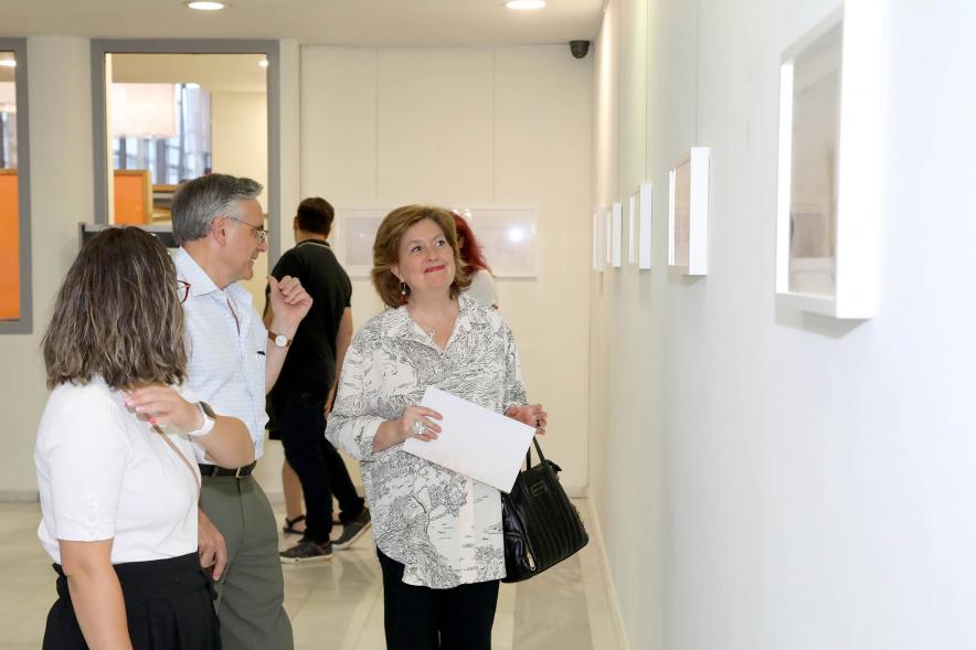 Inauguración Exposición de Raúl López de las Heras "Efímero" -  Imagen del público asistente mirando la exposición, que se celebra en CD Valdelasfuentes.