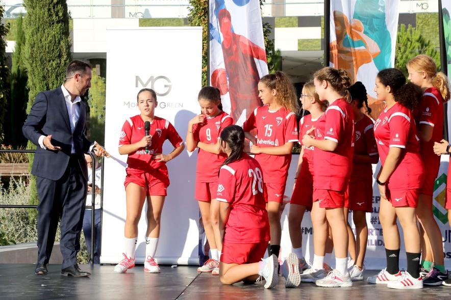 Presentación Equipos Fundal Temporada 2022-23 - Imagen de una jugadora del equipo de balonmano hablando.