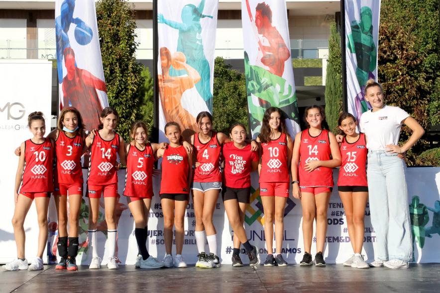 Presentación Equipos Fundal Temporada 2022-23 - Posado del equipo femenino de voleibol.