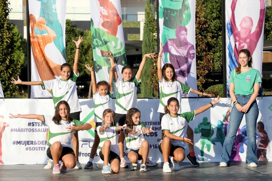 Presentación Equipos Fundal Temporada 2022-23 - Posado del equipo de gimnasia infantil con su entrenadora.
