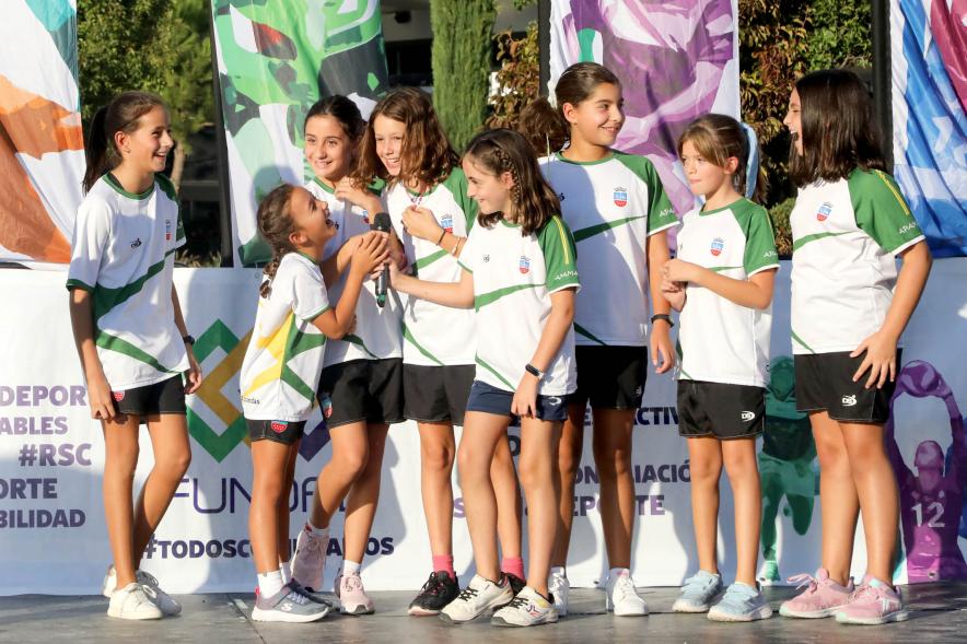 Presentación Equipos Fundal Temporada 2022-23 - Imagen de as sonrientes gimnastas infantiles.