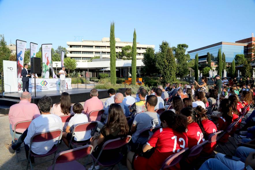 Presentación Equipos Fundal Temporada 2022-23 - Imagen trasera el presentador y los equipos asistentes.