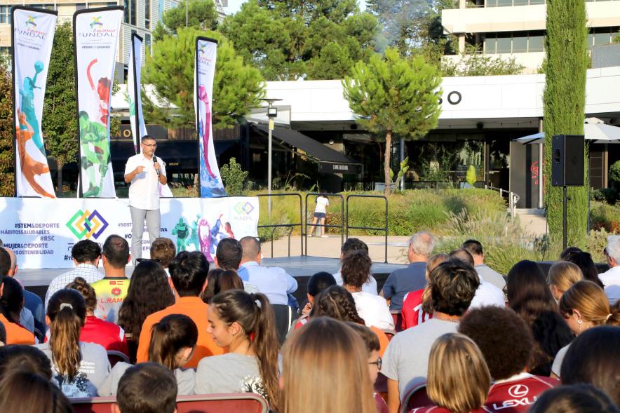 Presentación Equipos Fundal Temporada 2022-23 - Plano de los asistentes y de la tarima con el vicealcalde Sánchez Acera.