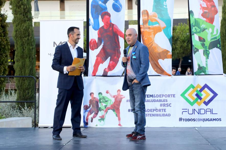 Presentación Equipos Fundal Temporada 2022-23 -  Posado de uno de los patrocinadores.