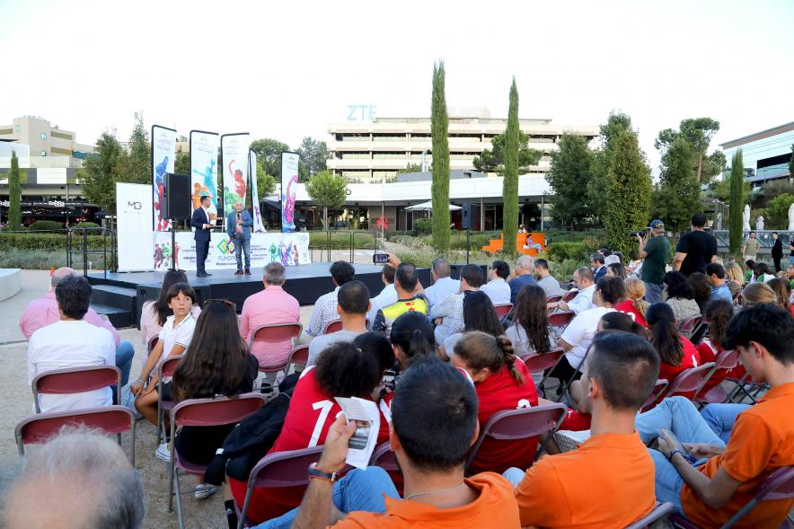 Presentación Equipos Fundal Temporada 2022-23 - Imagen posterior de los asistentes al frente el escenario.
