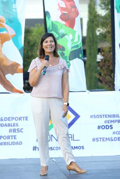 Presentación Equipos Fundal Temporada 2022-23 - Primer plano de la concejal de deportes María Espín.