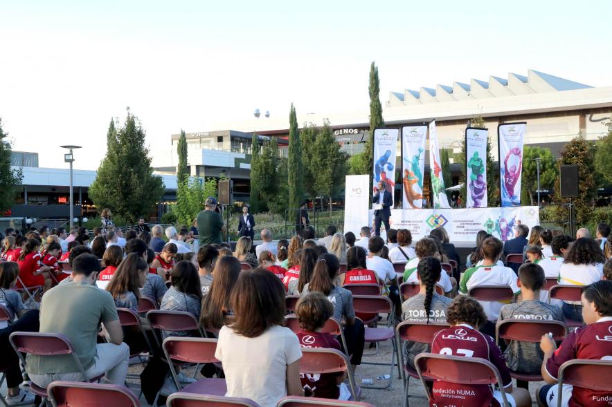 Presentación Equipos Fundal Temporada 2022-23 - Plano desde atrás de los asistentes. 