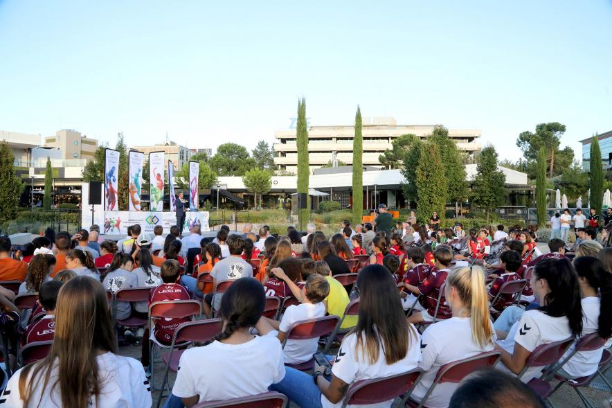 Presentación Equipos Fundal Temporada 2022-23 - Plano desde atrás de los asistentes. 
