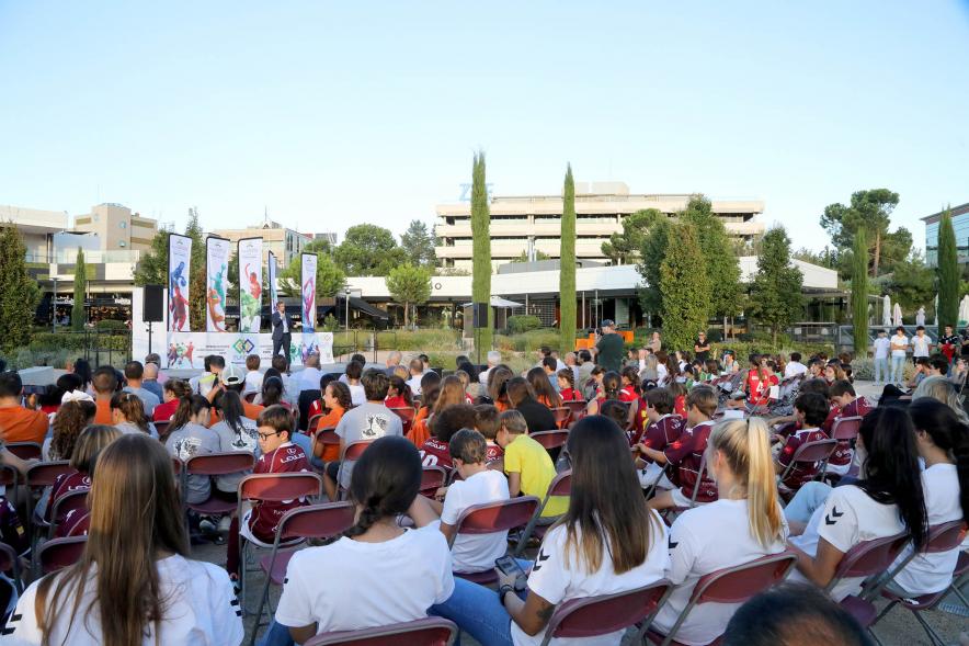 Presentación Equipos Fundal Temporada 2022-23 - Plano desde atrás de los asistentes. 
