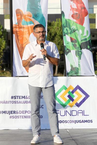 Presentación Equipos Fundal Temporada 2022-23 - Primer plano del vicealcalde Sánchez Acera.